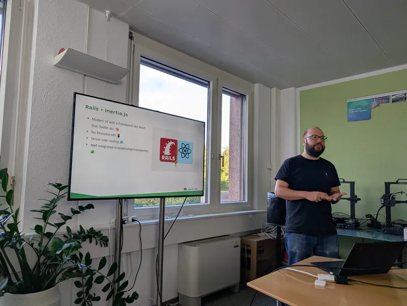 Diego presenting at RailsHöck